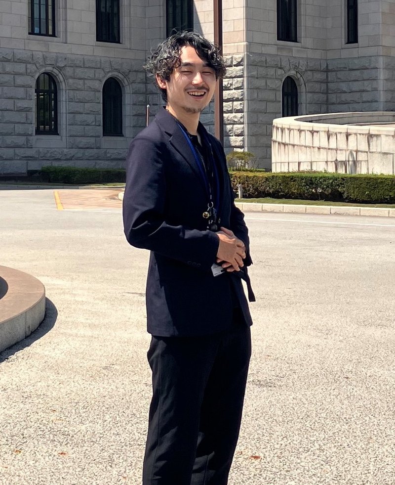 国会議事堂前に立つ、CrossHealth代表・木内翔太